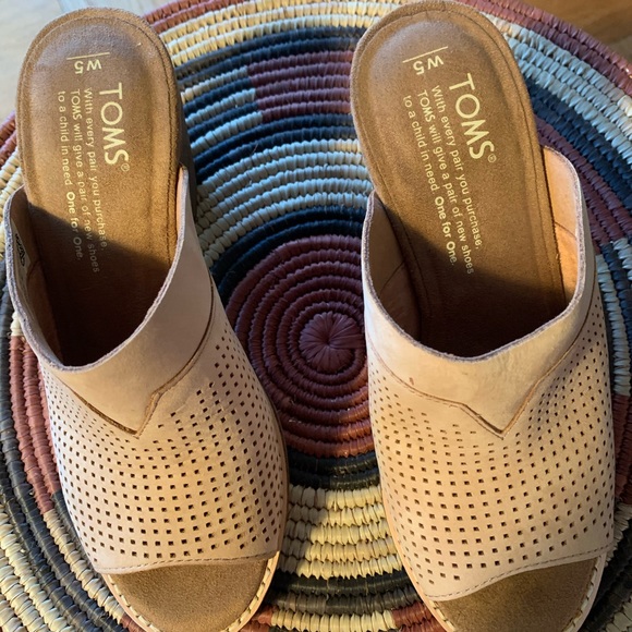 Adorable TOMS leather block heel sandals - Picture 2 of 4